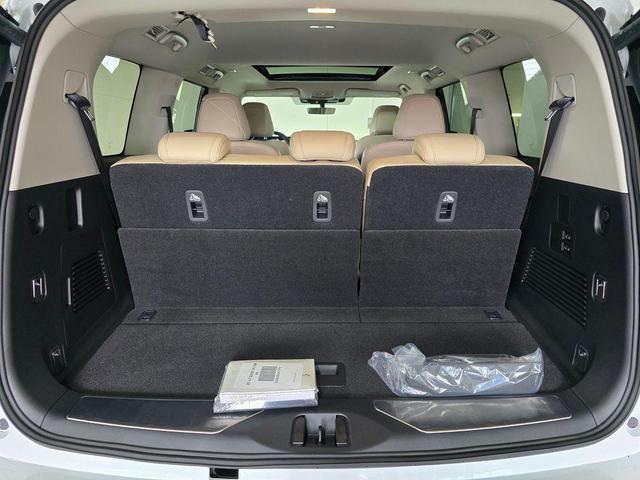 Photo of 2025 Radiant White INFINITI QX80