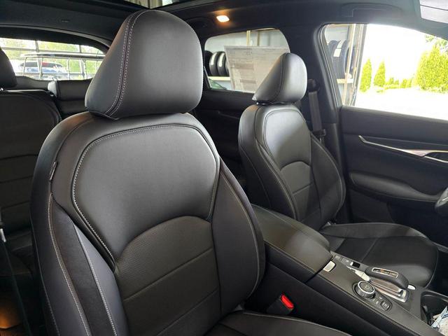Photo of 2025 Radiant White INFINITI QX50