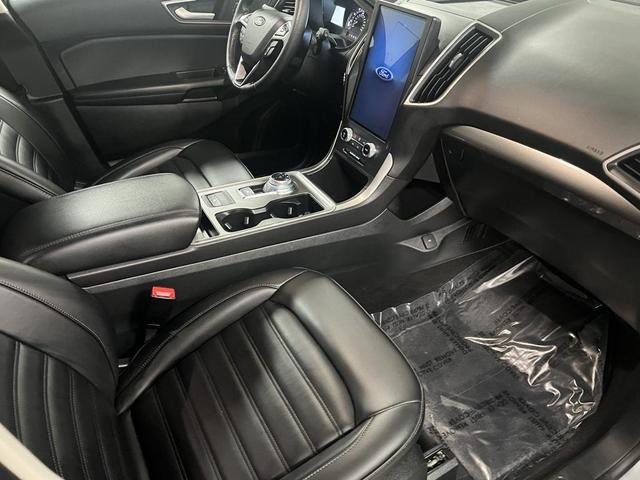 Photo of 2024 Silver Metallic Ford Edge