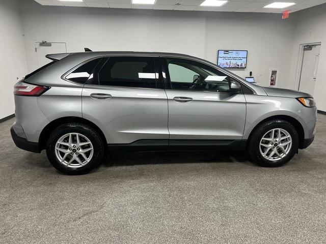 Photo of 2024 Silver Metallic Ford Edge
