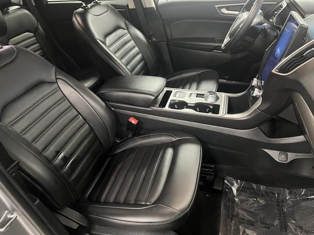 Photo of 2024 Silver Metallic Ford Edge