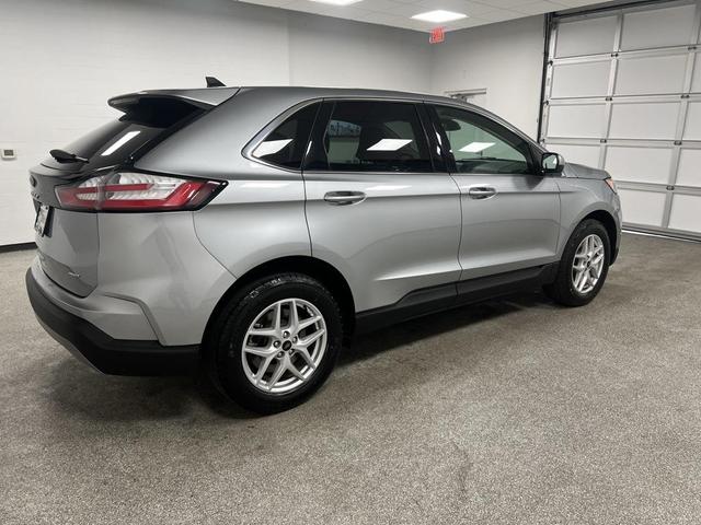 Photo of 2024 Silver Metallic Ford Edge