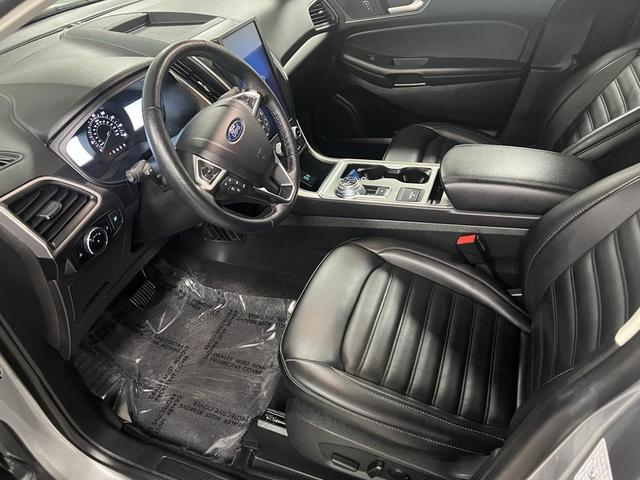Photo of 2024 Silver Metallic Ford Edge