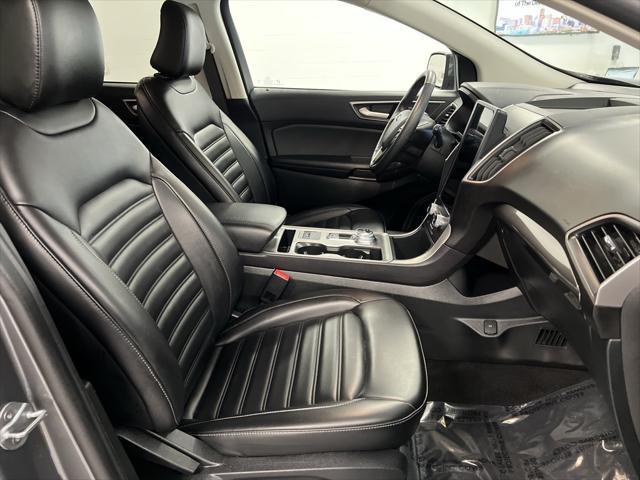 Photo of 2024 Carbonized Gray Metallic Ford Edge