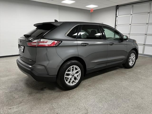 Photo of 2024 Carbonized Gray Metallic Ford Edge