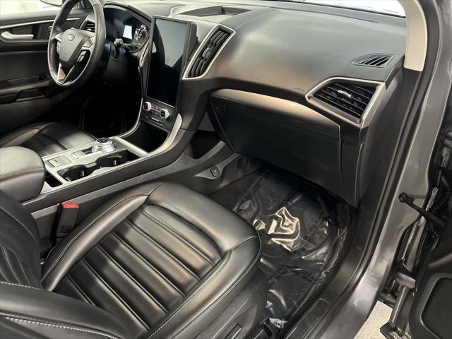 Photo of 2024 Carbonized Gray Metallic Ford Edge