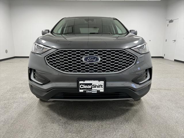 Photo of 2024 Carbonized Gray Metallic Ford Edge