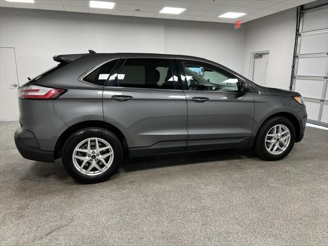 Photo of 2024 Carbonized Gray Metallic Ford Edge