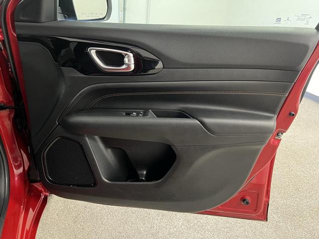 Photo of 2022 Redline Pearlcoat Jeep Compass