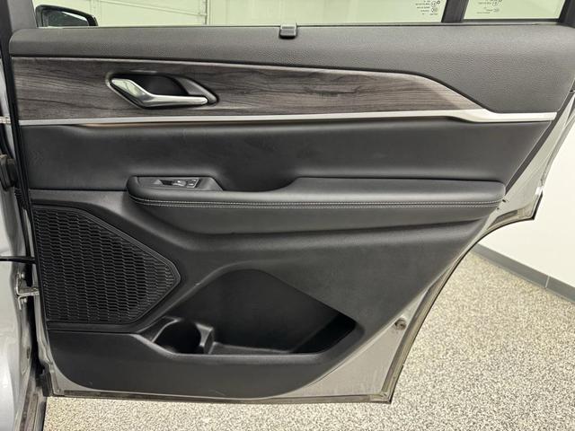 Photo of 2024 Silver Zynith Jeep Grand Cherokee L