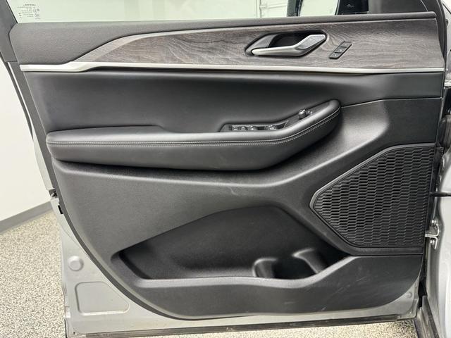 Photo of 2024 Silver Zynith Jeep Grand Cherokee L