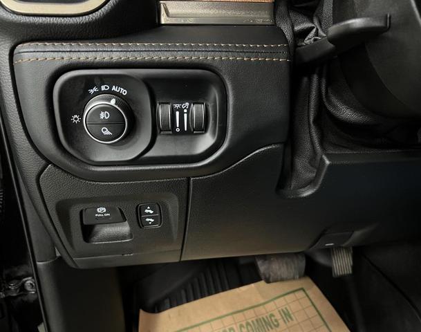 Photo of 2022 Diamond Black Crystal Pearlcoat RAM 1500