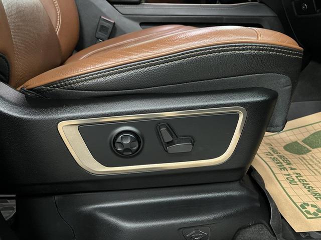 Photo of 2022 Diamond Black Crystal Pearlcoat RAM 1500