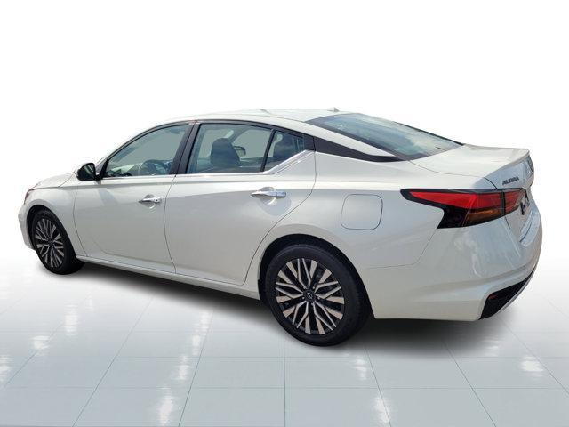 Photo of 2023 Pearl White Tricoat Nissan Altima