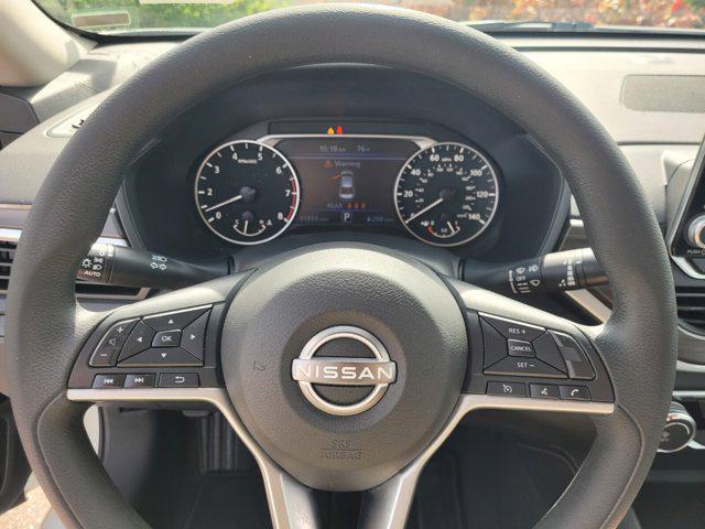 Photo of 2023 Pearl White Tricoat Nissan Altima