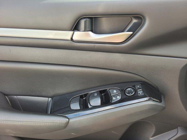 Photo of 2023 Pearl White Tricoat Nissan Altima