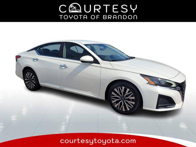 Photo of 2023 Pearl White Tricoat Nissan Altima