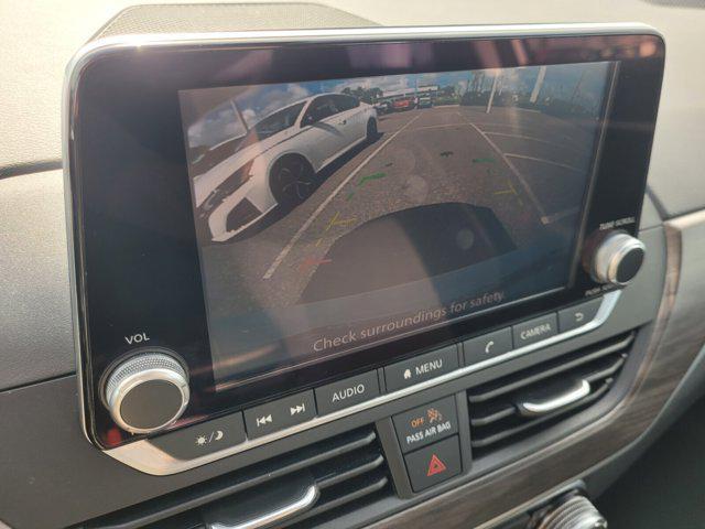 Photo of 2023 Pearl White Tricoat Nissan Altima