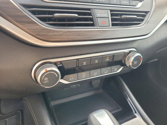 Photo of 2023 Pearl White Tricoat Nissan Altima