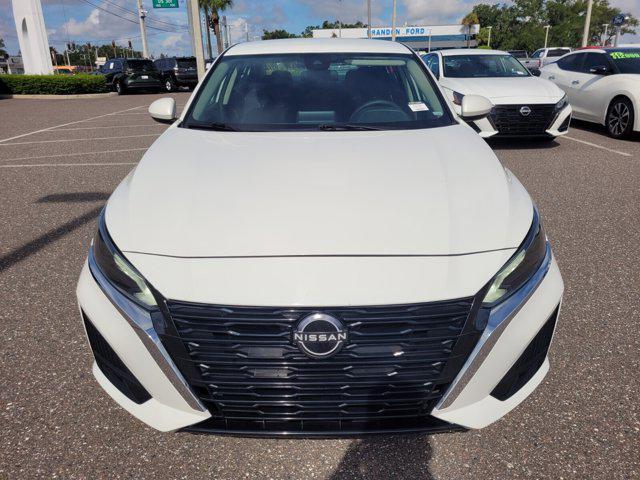 Photo of 2023 Pearl White Tricoat Nissan Altima