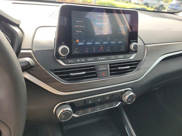 Photo of 2023 Pearl White Tricoat Nissan Altima