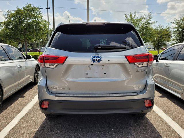 Photo of 2018 Celestial Silver Metallic Toyota Highlander Hybrid