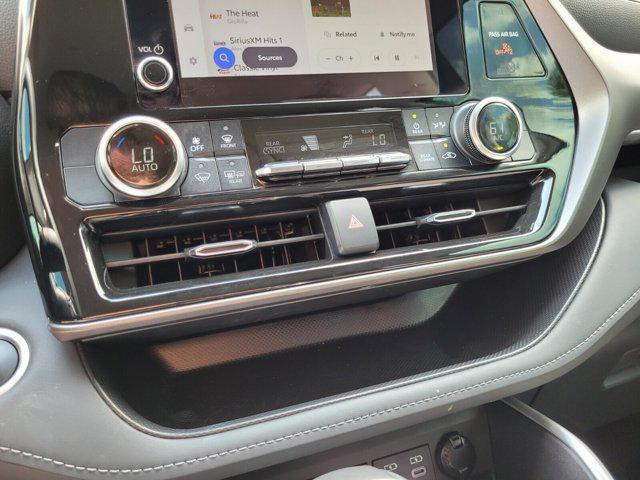 Photo of 2024 Midnight Black Metallic Toyota Highlander