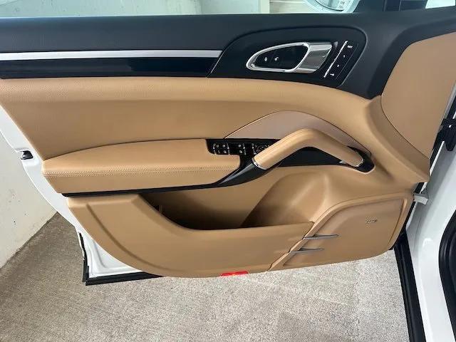 Photo of 2016 White Porsche Cayenne