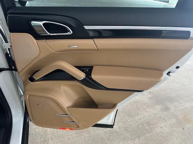 Photo of 2016 White Porsche Cayenne