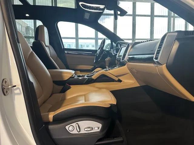 Photo of 2016 White Porsche Cayenne