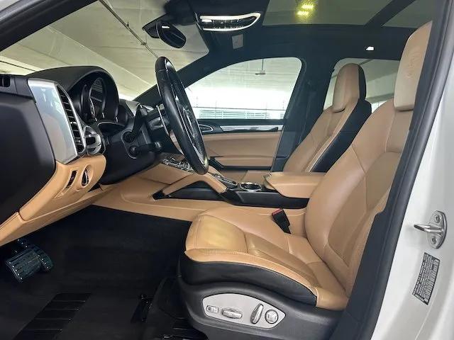 Photo of 2016 White Porsche Cayenne