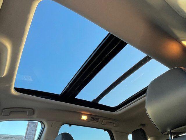 Photo of 2025 Everest White Pearl Tricoat/Super Black Nissan Pathfinder