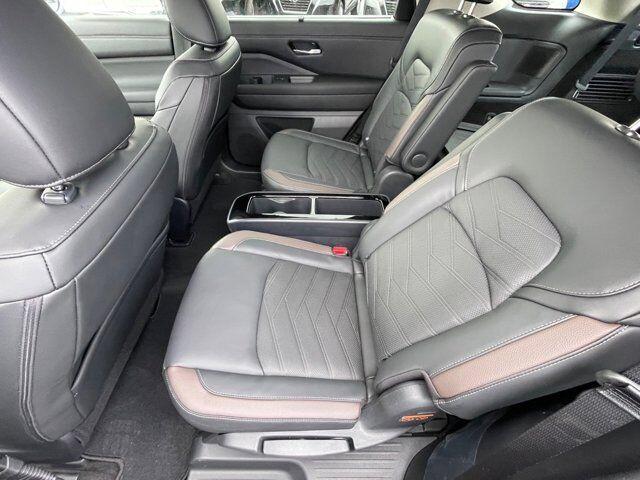 Photo of 2025 Everest White Pearl Tricoat/Super Black Nissan Pathfinder