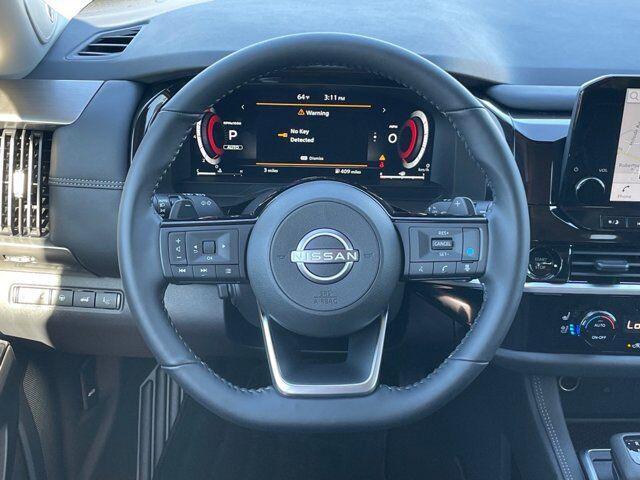 Photo of 2025 Everest White Pearl Tricoat/Super Black Nissan Pathfinder