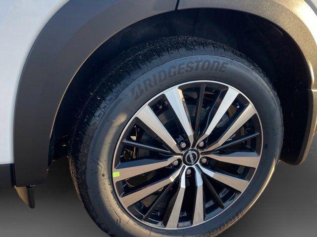 Photo of 2025 Everest White Pearl Tricoat/Super Black Nissan Pathfinder