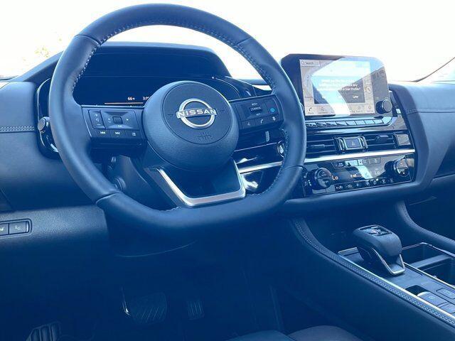 Photo of 2025 Everest White Pearl Tricoat/Super Black Nissan Pathfinder