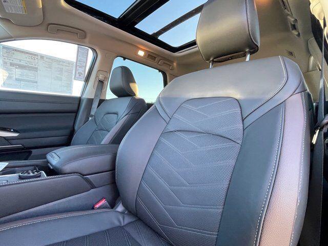 Photo of 2025 Everest White Pearl Tricoat/Super Black Nissan Pathfinder