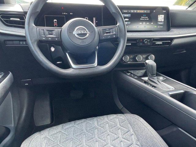 Photo of 2025 Gun Metallic Nissan Kicks