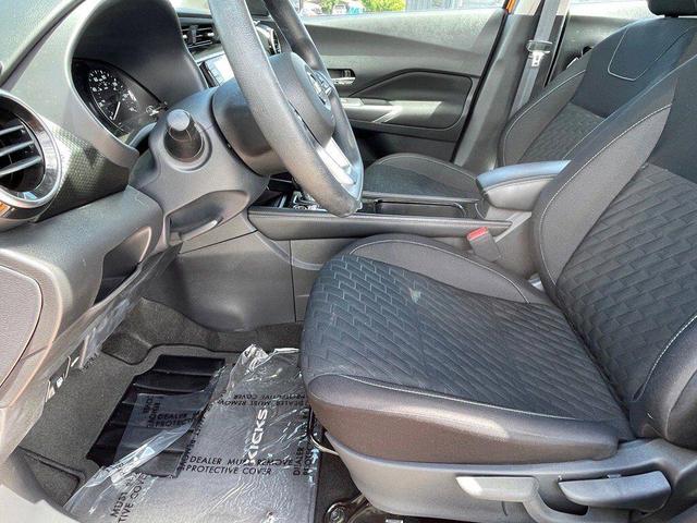 Photo of 2023 Monarch Orange Metallic/Super Black Nissan Kicks