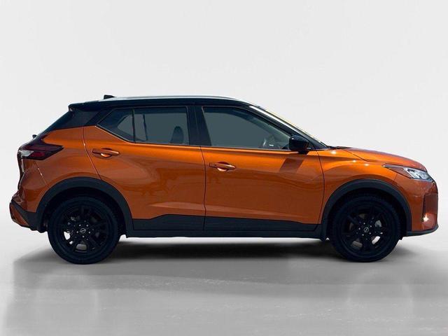 Photo of 2023 Monarch Orange Metallic/Super Black Nissan Kicks