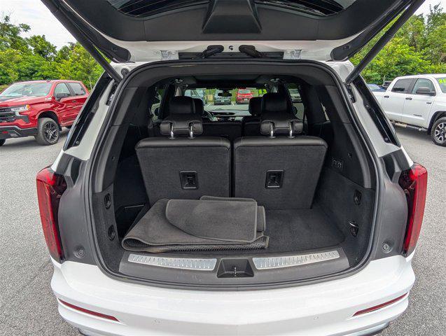 Photo of 2021 Crystal White Tricoat Cadillac XT6