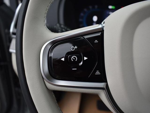Photo of 2025 Metallic Volvo XC90 Plug-In Hybrid