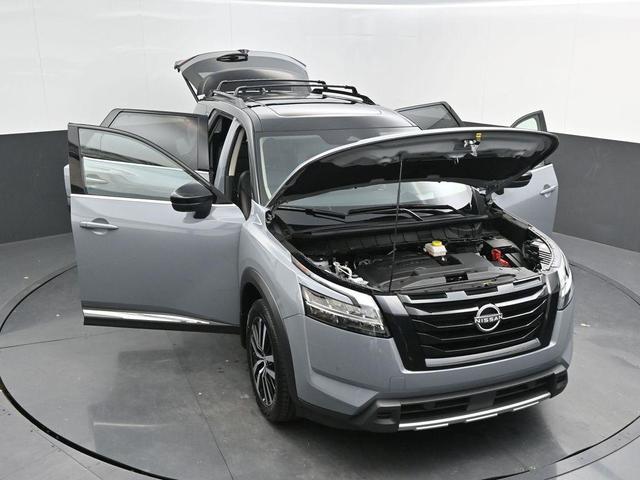 Photo of 2023 2 Tone Gray / Black Roof Nissan Pathfinder