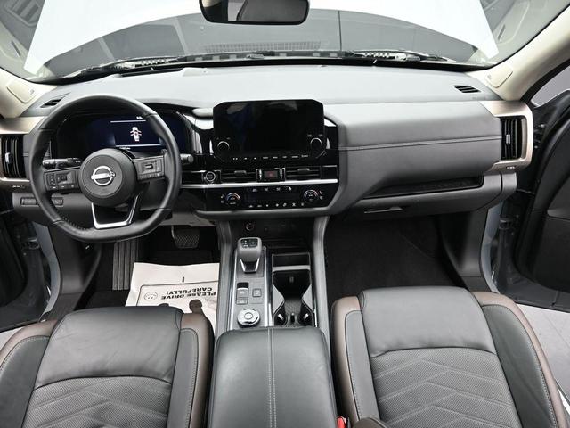Photo of 2023 2 Tone Gray / Black Roof Nissan Pathfinder