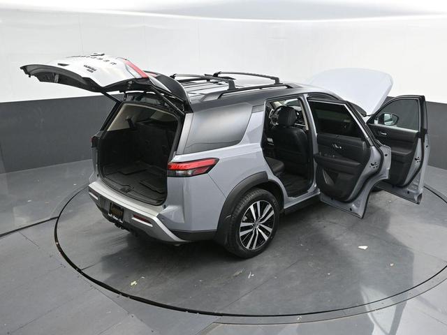 Photo of 2023 2 Tone Gray / Black Roof Nissan Pathfinder