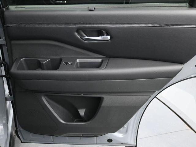 Photo of 2023 2 Tone Gray / Black Roof Nissan Pathfinder