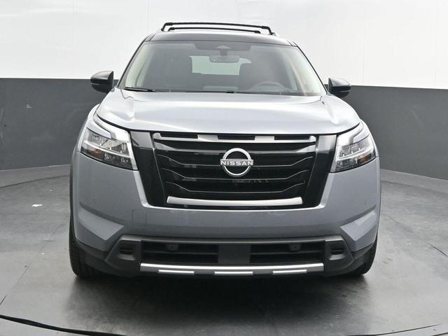 Photo of 2023 2 Tone Gray / Black Roof Nissan Pathfinder