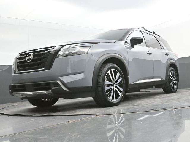 Photo of 2023 2 Tone Gray / Black Roof Nissan Pathfinder