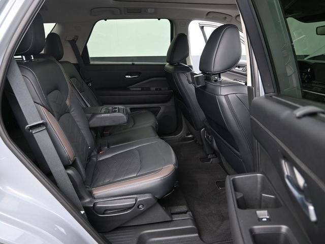 Photo of 2023 2 Tone Gray / Black Roof Nissan Pathfinder