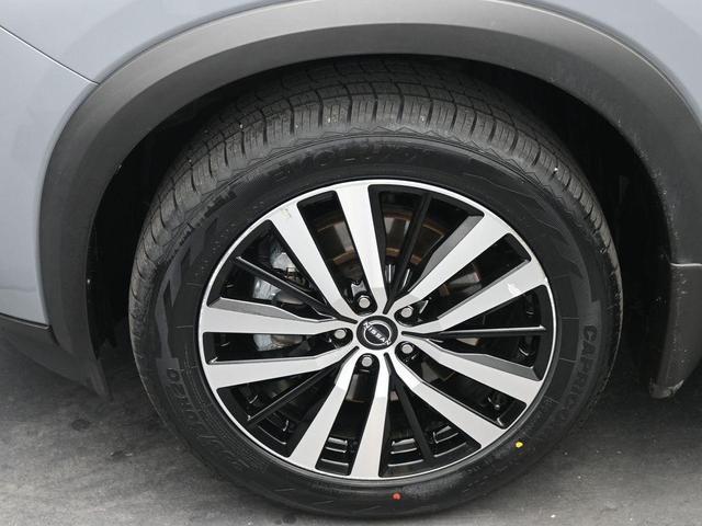 Photo of 2023 2 Tone Gray / Black Roof Nissan Pathfinder